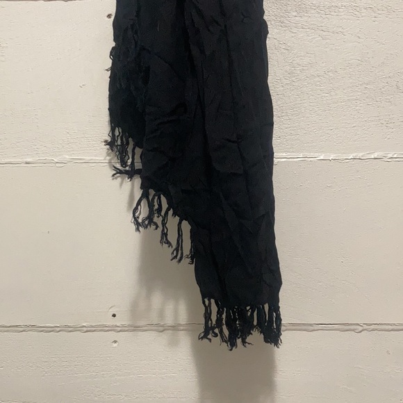 Black tasseled scarf - Picture 3 of 4